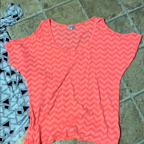 🌺 🤩2  EUC cold shoulder short sleeve tops - Picture 4 of 5